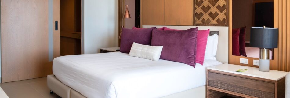 Recámara de suite Royalton con mobiliario de madera hecho a medida