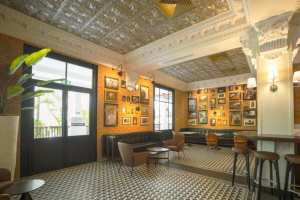 Cafetería Internacional de Grand Riviera Princess, carpintería y techo con casetones importados