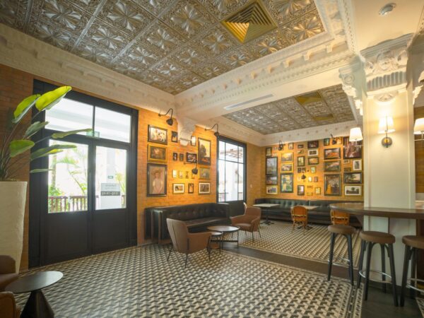 Cafetería Internacional de Grand Riviera Princess, carpintería y techo con casetones importados